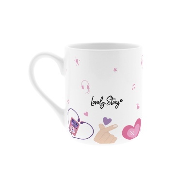Caneca branca com decoração colorida e texto Lovely Story