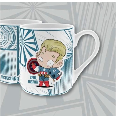 Caneca branca com desenho de herói loiro e texto PAI HERÓI