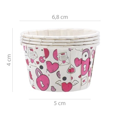 Formas para mini cupcakes em papel branco com padrão de corações rosa e cadeados.