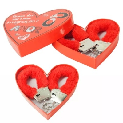 Algemas vermelhas com pelúcia dentro de caixas em forma de coração vermelhas.