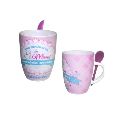 Duas canecas cerâmicas cor-de-rosa com texto exclusivo para mãe e colher rosa na pega