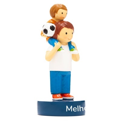 Figura decorativa de pai carregando filho com bola de futebol