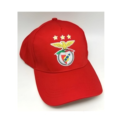 Boné vermelho com emblema do Benfica e três estrelas