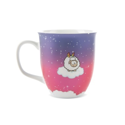 Caneca em cerâmica com desenho de carneiro em nuvem e fundo degradê azul para rosa