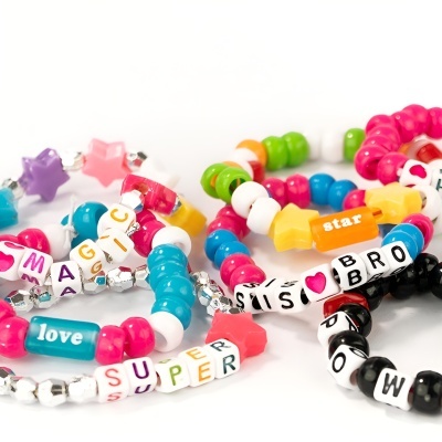 Pulseiras coloridas de contas de plástico com letras formando palavras variadas.