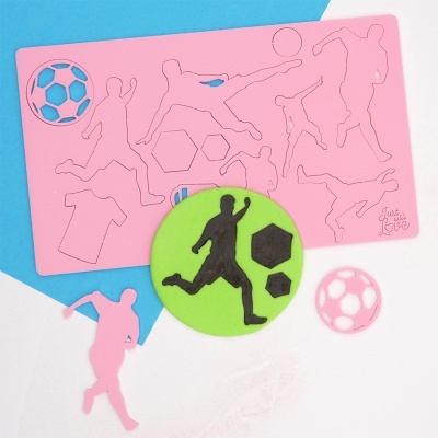 Stencil rosa de futebol com várias formas e círculo verde com jogador preto