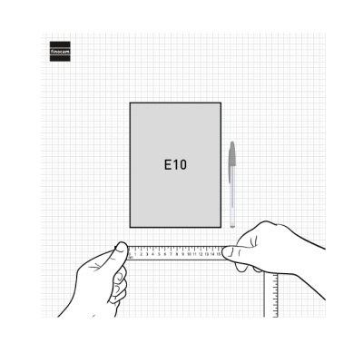 Caderno cinzento E10, caneta e mãos a medir com régua sobre papel quadriculado