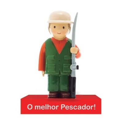 Figura de plástico de pescador com cana de pesca em base vermelha com texto.
