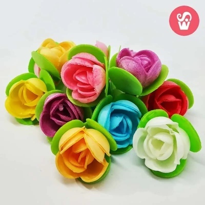 flores artificiais coloridas de feltro com folhas verdes sobre fundo branco