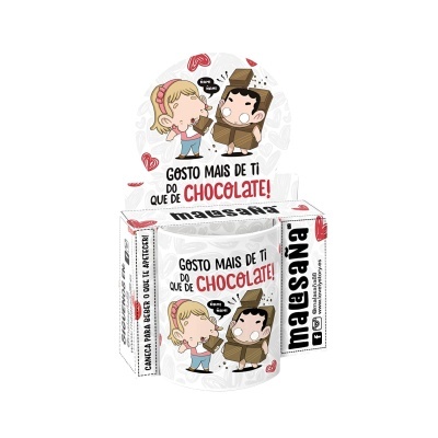 Caneca branca com ilustração de casal e texto 'GOSTO MAIS DE TI DO QUE DE CHOCOLATE!'