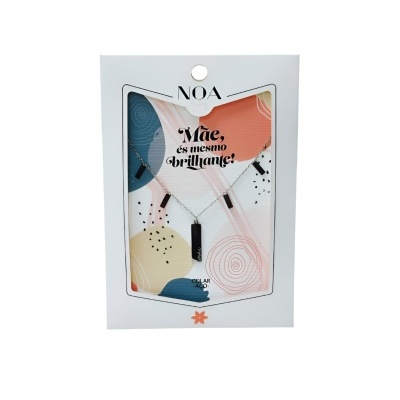 Colar prateado com pendente preto em embalagem branca decorada com texto e cores diversas