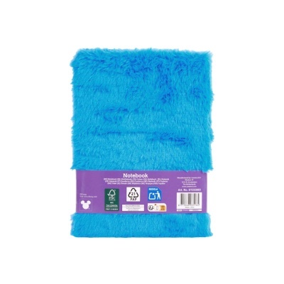Caderno com capa felpuda azul e etiqueta roxa com informações visíveis