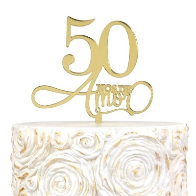 Topo de bolo dourado com texto 50 Anos de Amor e bolo branco decorado com rosas texturizadas