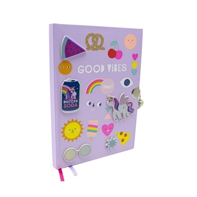 Diário lilás decorado com adesivos coloridos e 'GOOD VIBES'
