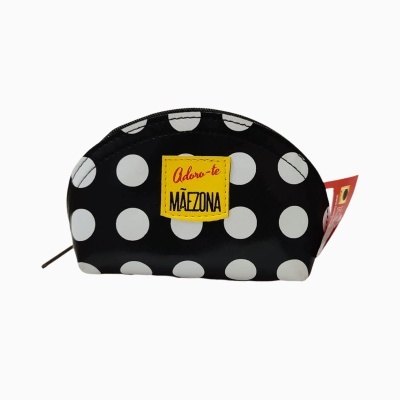 Estojo de maquilhagem preto com bolinhas brancas e etiqueta amarela com texto 'Adoro-te MÃEZONA'