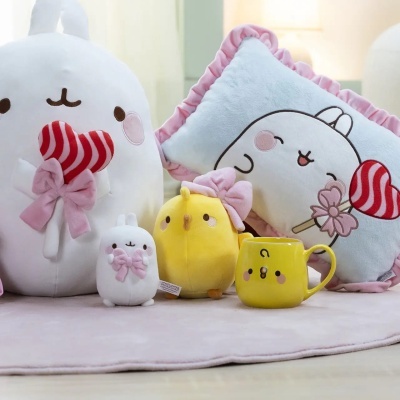 Peluches branco e amarelo, almofada branca com rosa e caneca amarela com carinha