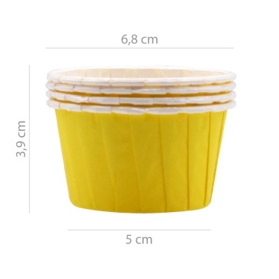 Formas para cupcakes amarelas em papel com bordas brancas