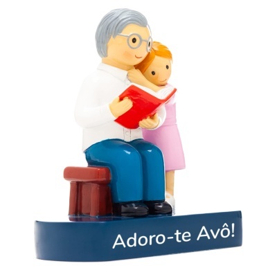Figurina decorativa de avô e neta com livro vermelho sobre base azul com texto