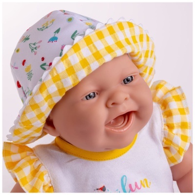 Boneca bebê com chapéu floral e vestido branco com detalhes amarelos