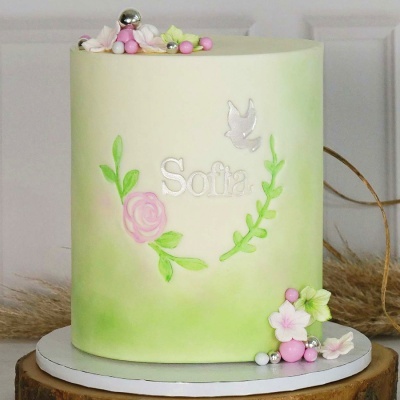 Bolo decorado com nome Sofia, flores e bolinhas coloridas