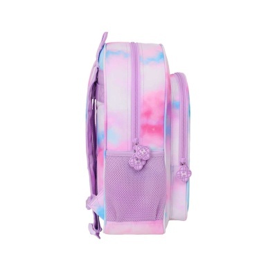 Mochila tie-dye rosa, lilás e azul com fechos de correr e bolso lateral em rede.