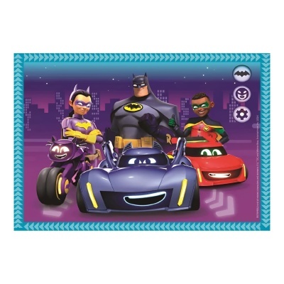 Puzzle infantil com os personagens Batman, Batgirl e Robin com veículos animados em fundo urbano ao anoitecer