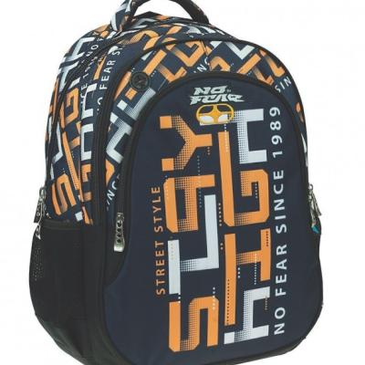 Mochila azul com padrões geométricos, texto 'NO FEAR' e alças acolchoadas