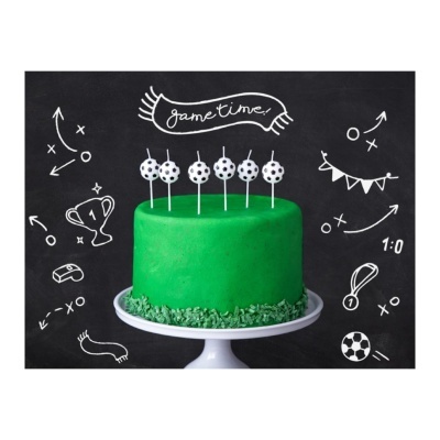 Bolo verde decorado com bolas de futebol em palitos e fundo preto com desenhos de futebol