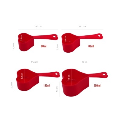 Conjunto de quatro colheres medidoras vermelhas em forma de coração com diferentes capacidades.