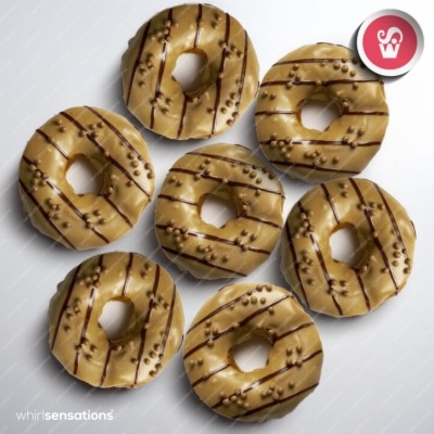 Seis donuts com cobertura castanha clara e decoração de chocolate sobre fundo branco