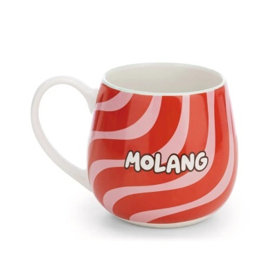 Caneca vermelha com padrão rosa e texto MOLANG