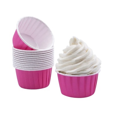 Forminhas de papel para cupcakes cor-de-rosa com cupcake e creme branco.