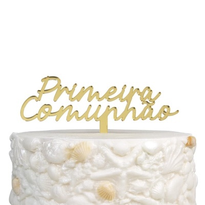 Topo de bolo dourado com texto Primeira Comunhão