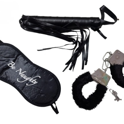 Conjunto de acessórios pretos para jogos eróticos incluindo venda, algemas peludas e chicote.