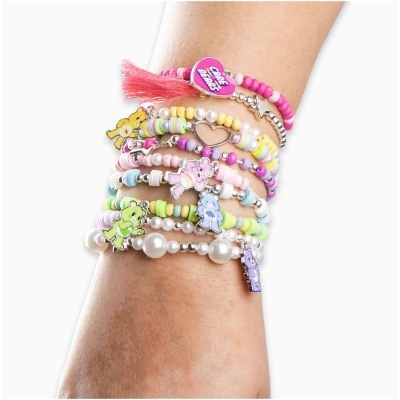 Pulseiras coloridas de contas e pendentes de ursinhos no pulso.