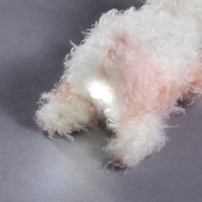 Textura felpuda branca e rosa sobre fundo cinza