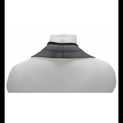 Colar de couro preto visto de trás em manequim branco