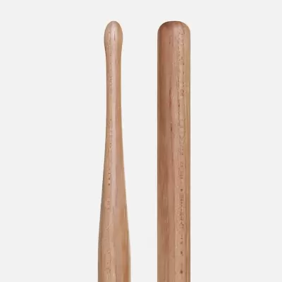 Duas baquetas de bateria em madeira clara, vista de lado e de frente
