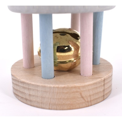 Brinquedo musical de madeira com colunas coloridas e sino dourado