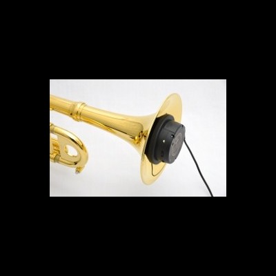 Trompete dourado com abafador preto e cabo preto numa superfície branca.