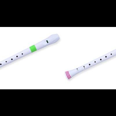 Quatro flautas doces de plástico em diversas cores alineadas num fundo branco