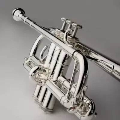 Trompete prateado sobre fundo cinzento