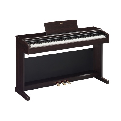 Piano digital Yamaha em madeira escura com 88 teclas e três pedais dourados