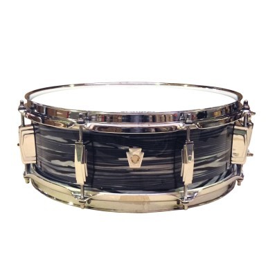 Bateria tipo caixa preta e cinzenta com ferragens cromadas e cabeça branca