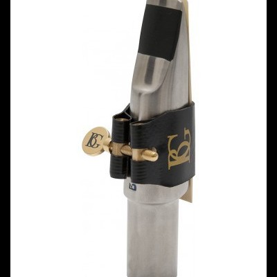 Bocal para saxofone tenor metálico com abraçadeira preta e detalhes dourados