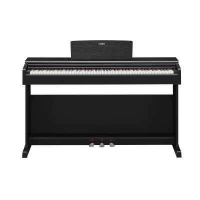 Piano digital Yamaha preto com banco e três pedais