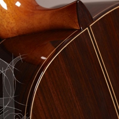 Parte traseira de guitarra clássica de madeira com acabamento polido e detalhes em linha clara