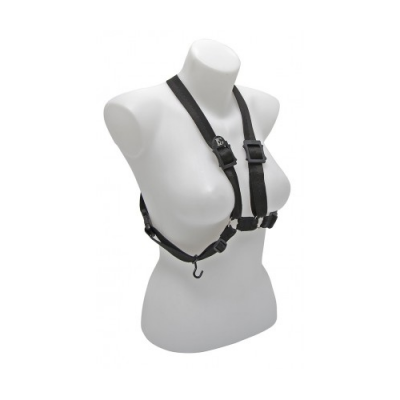 Arnês preto ajustável com fivelas e gancho num manequim branco