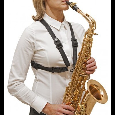 Mulher a tocar saxofone alto dourado com suporte de ombro preto