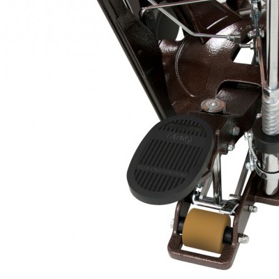 Pedal preto texturizado em máquina metálica com rolo amarelo